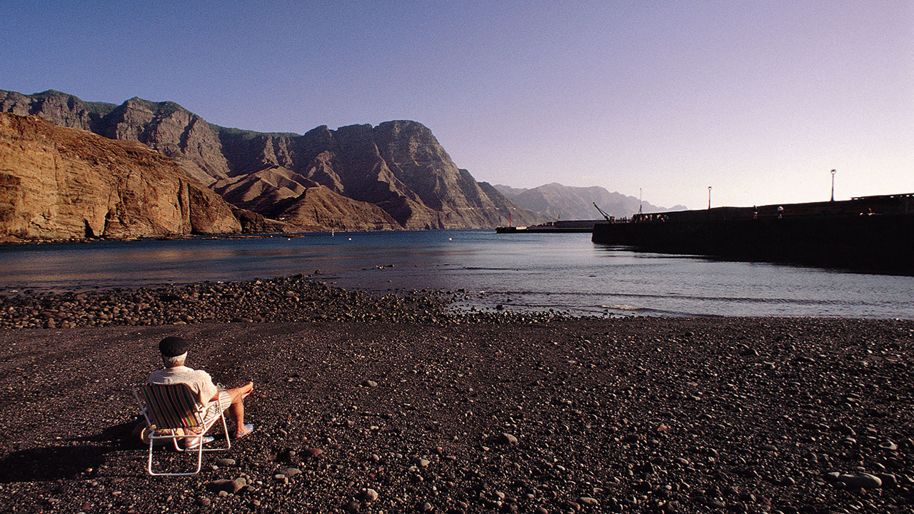 Mann betrachtet die Aussicht vom Strand Las Nieves in Agaete