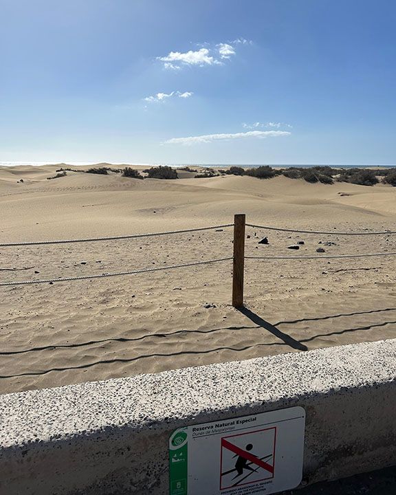 Señalética de sendero en las Dunas de Maspalomas Señalética de sendero en las Dunas de Maspalomas