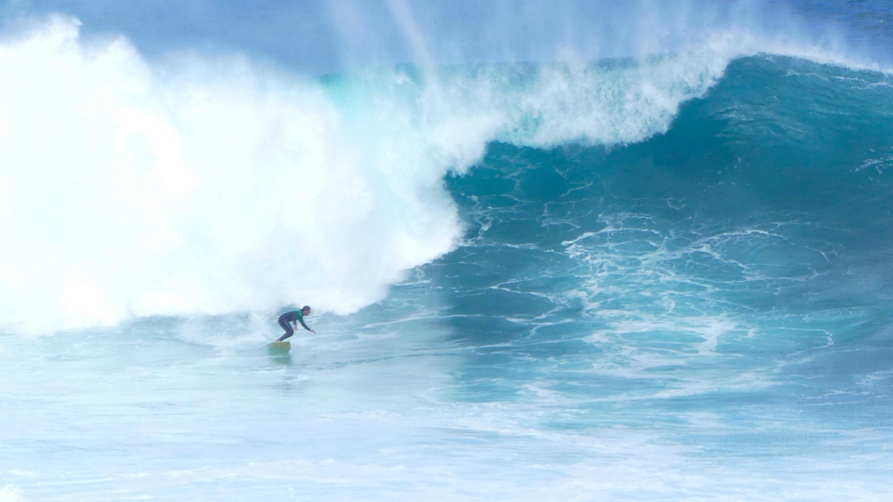 Pablo Solar surfeando