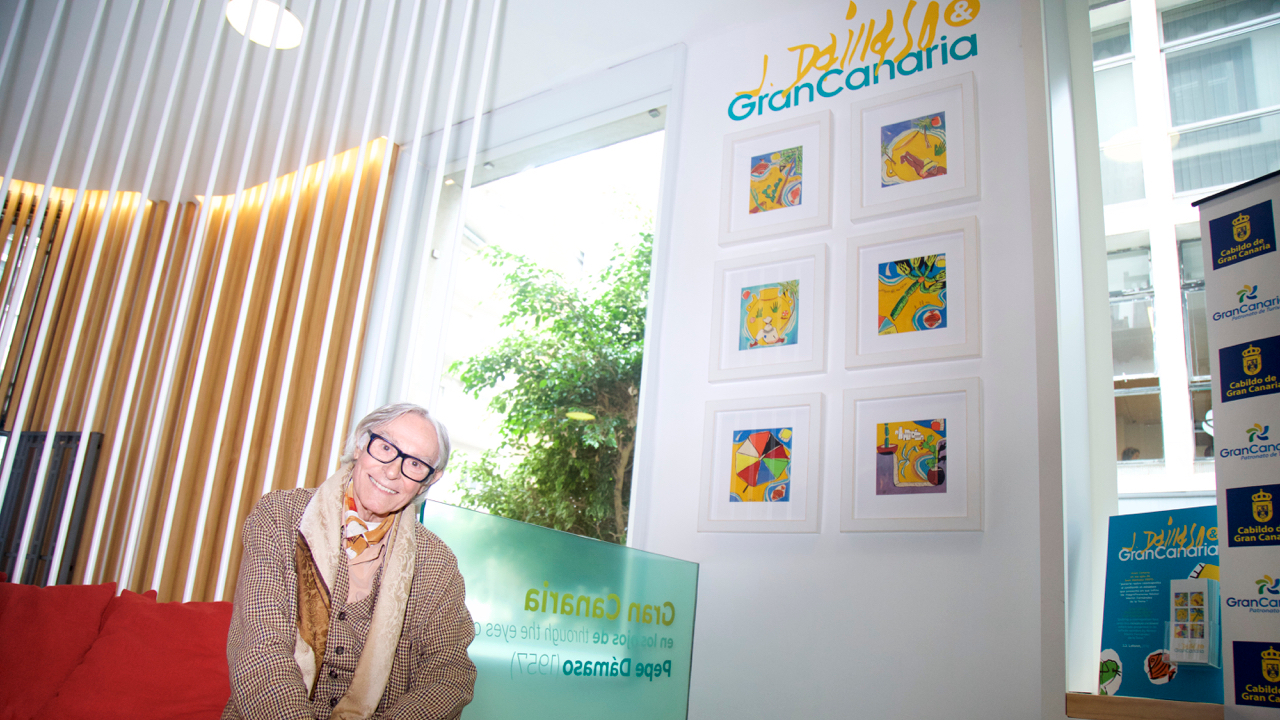 El artista Pepe Dámaso junto a su obra: ‘Gran Canaria en los ojos de Pepe Dámaso’