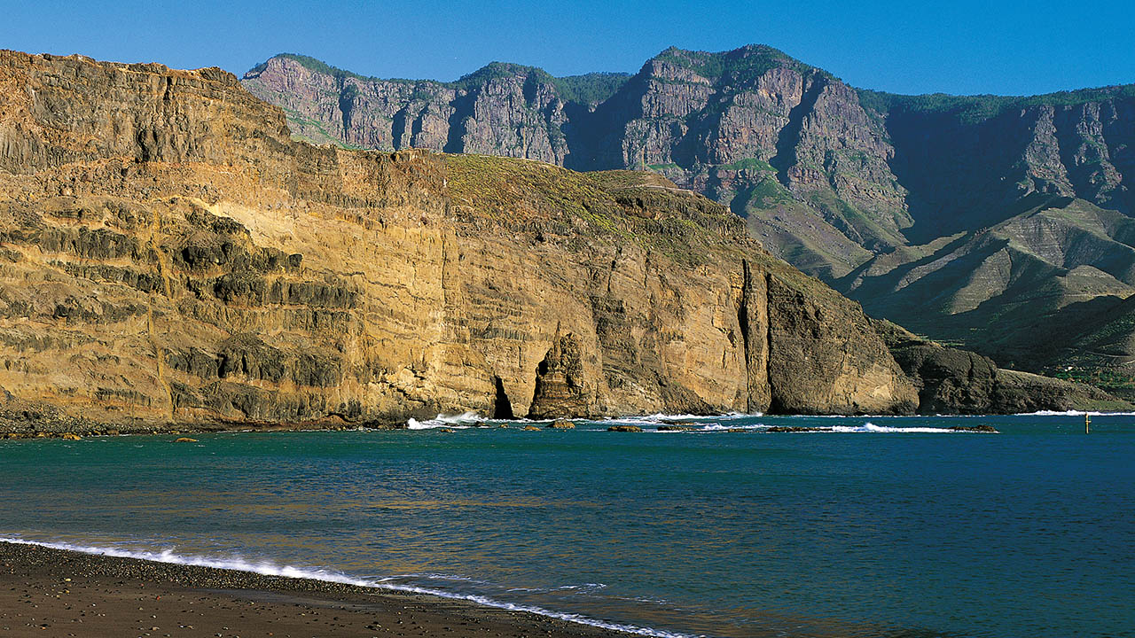 Strand von Las Nieves mit „Dedo de Dios”, Bild des Felsens nach dem Tropensturm Delta