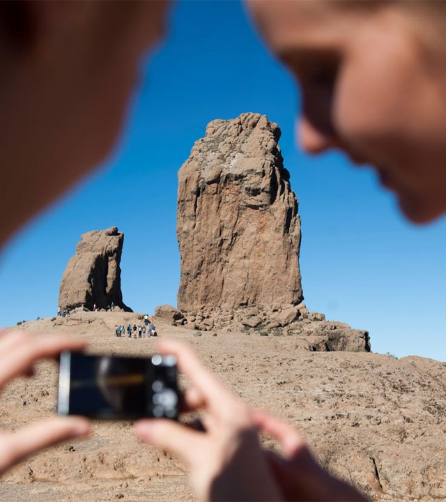 Grupo de personas en el Roque Nublo