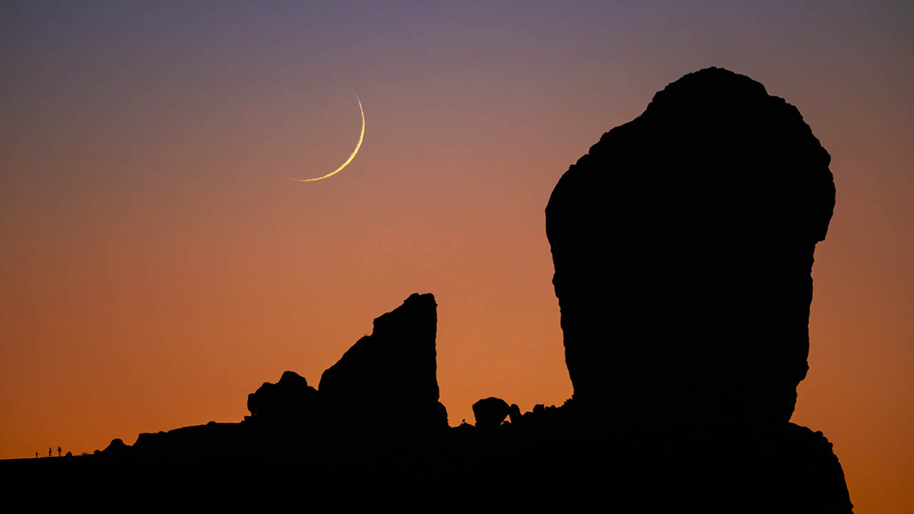 Roque Nublo inmenso con cielos anarajandos