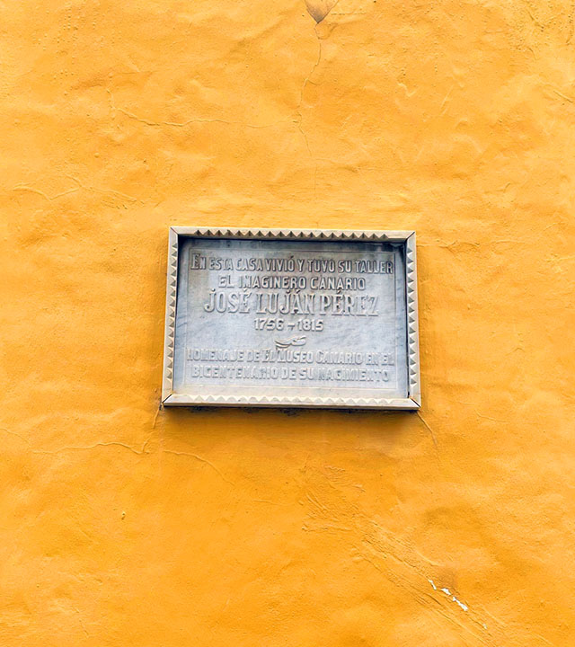 Detailansicht einer Gedenktafel, die darauf hinweist, wo der kanarische Bildhauer José Luján Pérez in der Calle Santa Bárbara in Vegueta lebte und seine Werkstatt hatte Detailansicht einer Gedenktafel, die darauf hinweist, wo der kanarische Bildhauer José Luján Pérez in der Calle Santa Bárbara in Vegueta lebte und seine Werkstatt hatte