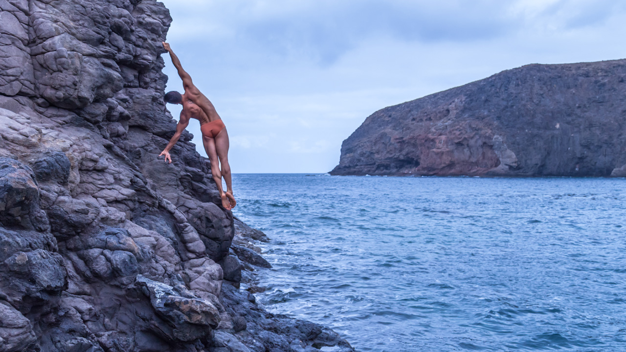 Saulo Sarmiento realiza una acrobacia junto al mar, en Gran Canaria