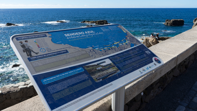 Informationstafel des Blauen Pfads am Strand von Las Canteras