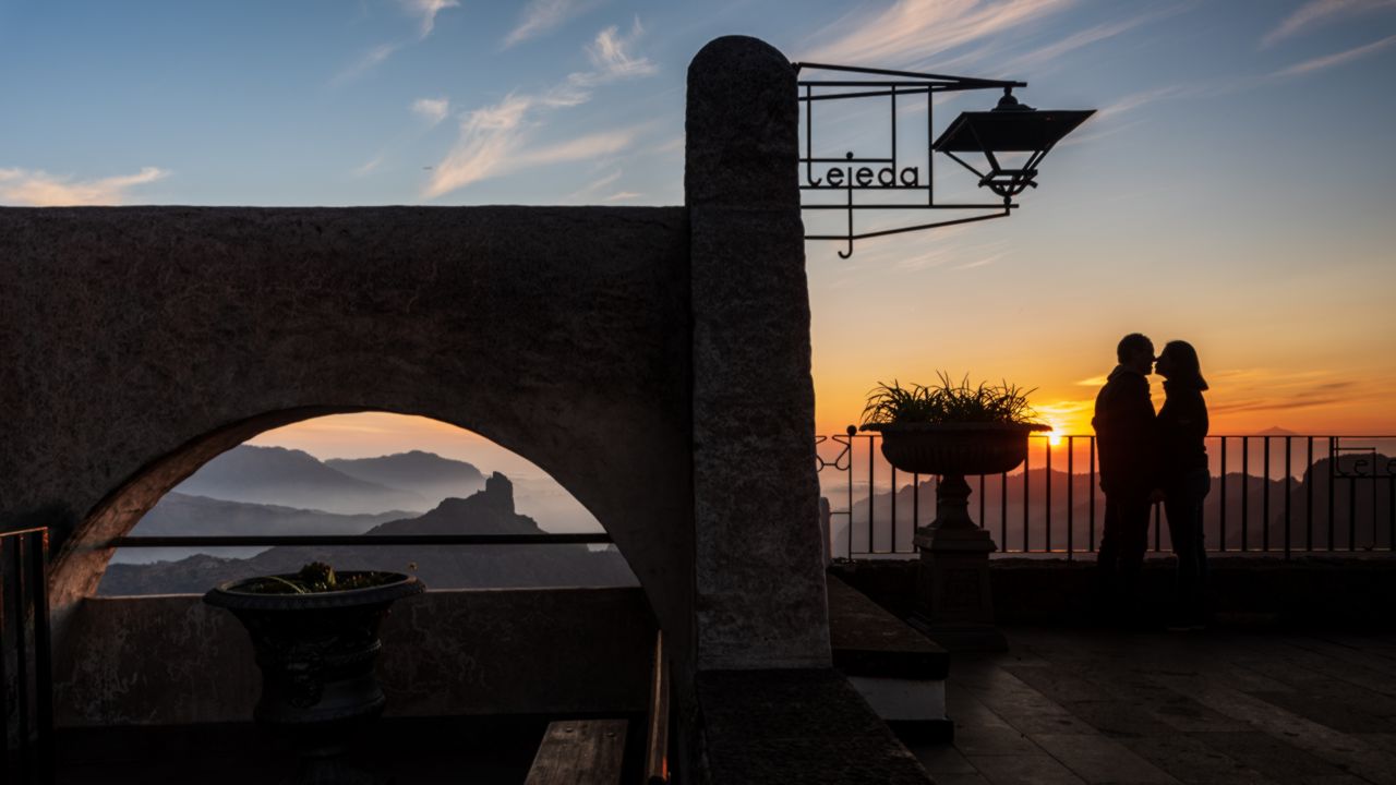 Blick vom Parador de Cruz de Tejeda auf den Roque Bentayga