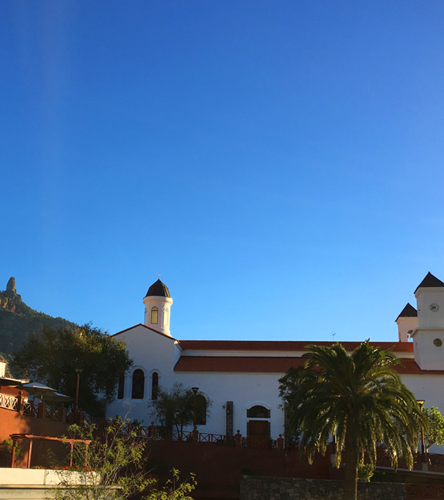 Lateral de la Iglesia de Nuestra Sra. del Socorro, donde se localiza el conocido Árbol bonito