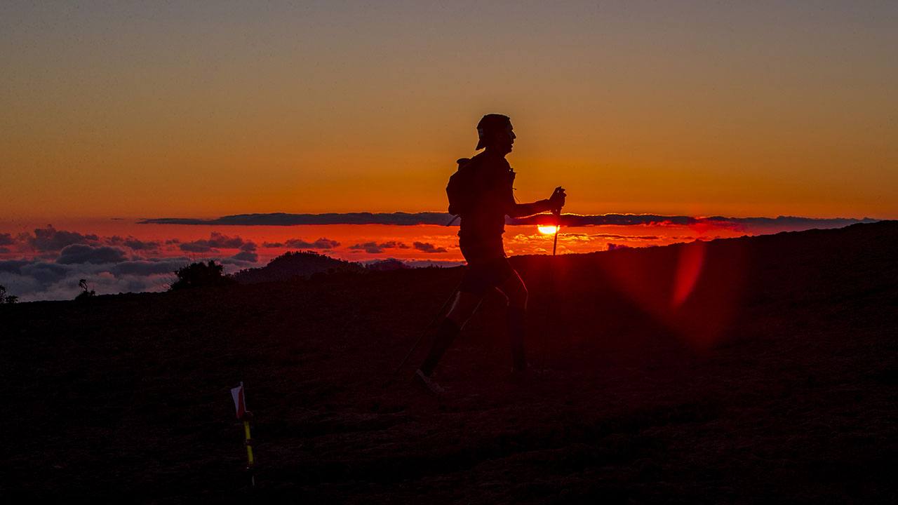 El anochecer durante la North Face Transgrancanaria, celebrada en Gran Canaria