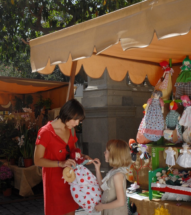 Mutter und Tochter auf dem Straßenmarkt von Vegueta in Las Palmas de Gran Canaria