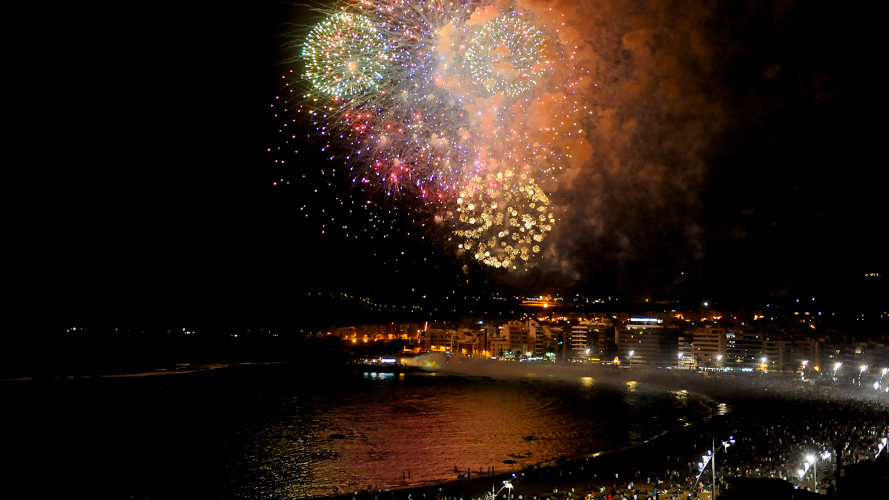 Noche de San Juan en la playa de Las Canteras