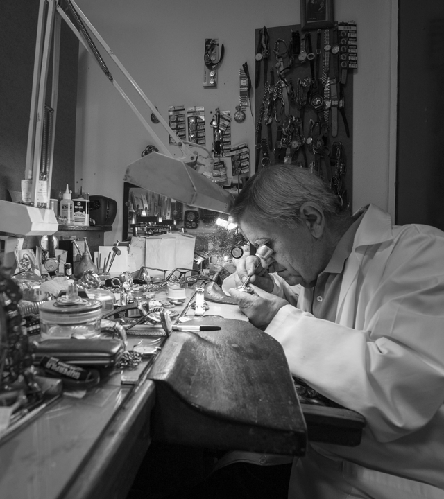 El relojero Pedro Macías en su taller
