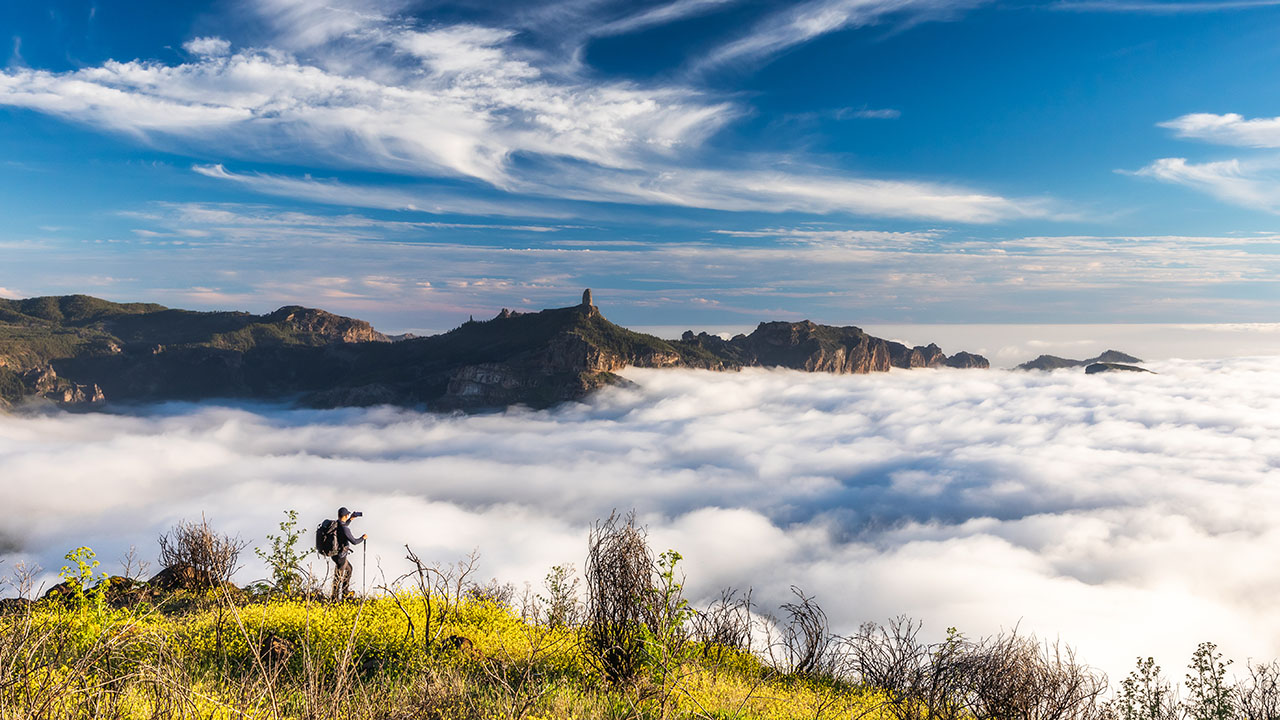 Senderista fotografía el Roque Nublo, que asoma sobre mar de nubes