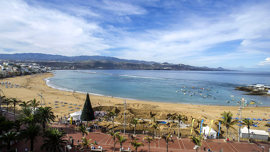 Belén de Arena y vista de la Playa de Las Canteras. Foto de pasadas ediciones