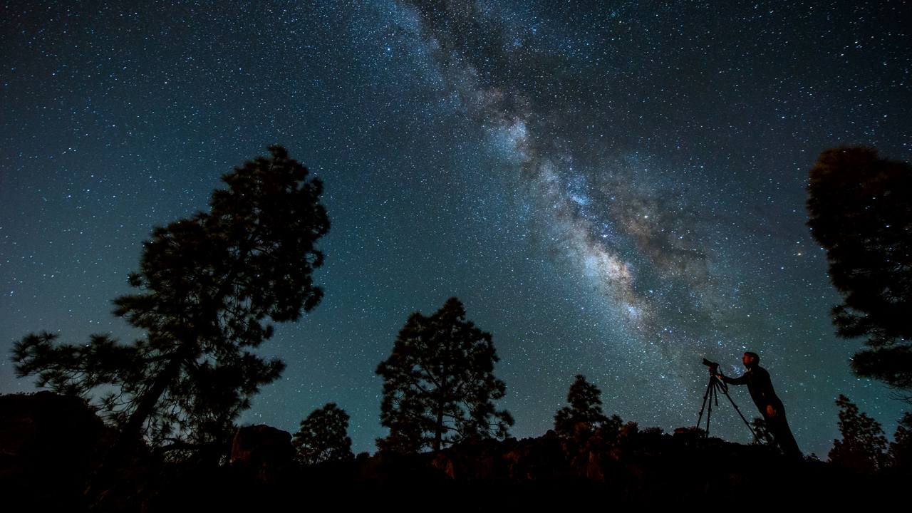 Un fotógrafo realiza imágenes del cielo estrellado desde el Alto del Morro de Santiago