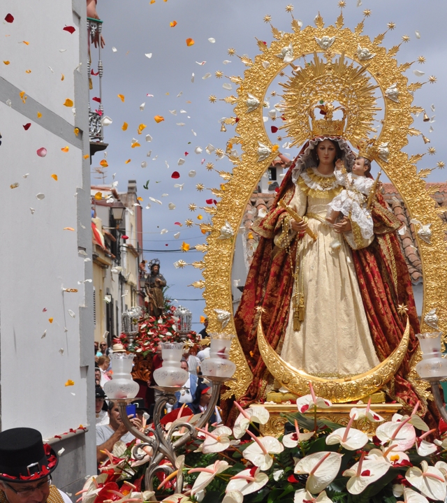 Prozession mit den Bildnissen des Hl. Rochus und der Jungfrau vom Rosenkranz bei der Fiesta de San Roque, Firgas