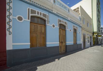 Fachada decorada con conchas, en una casa en La Aldea