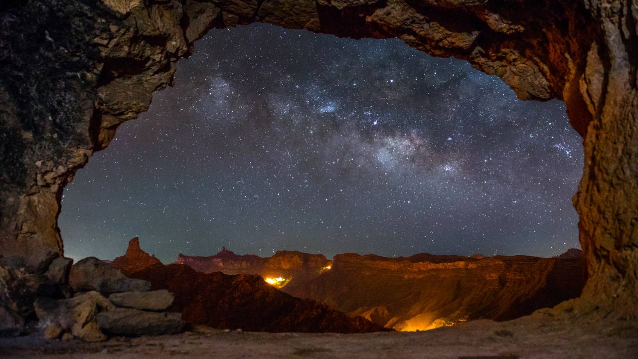 Beobachtung der Sterne aus einer Höhle in Gran Canaria