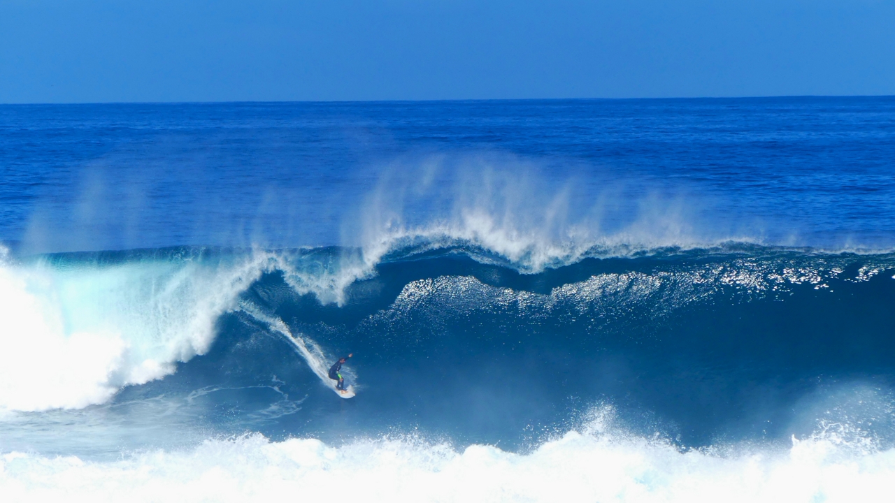 Pablo Solar surfea en el Paso, Moya, Gran Canaria