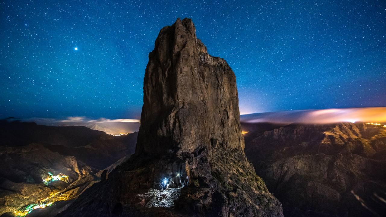 Der Roque Bentayga mit dem Sternenhimmel. Gran Canaria