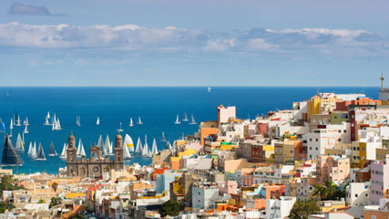 Vista panorámica de la Ciudad de Las Palmas de Gran Canaria, Catedral y barcos en el mar en la salida de la Regata ARC