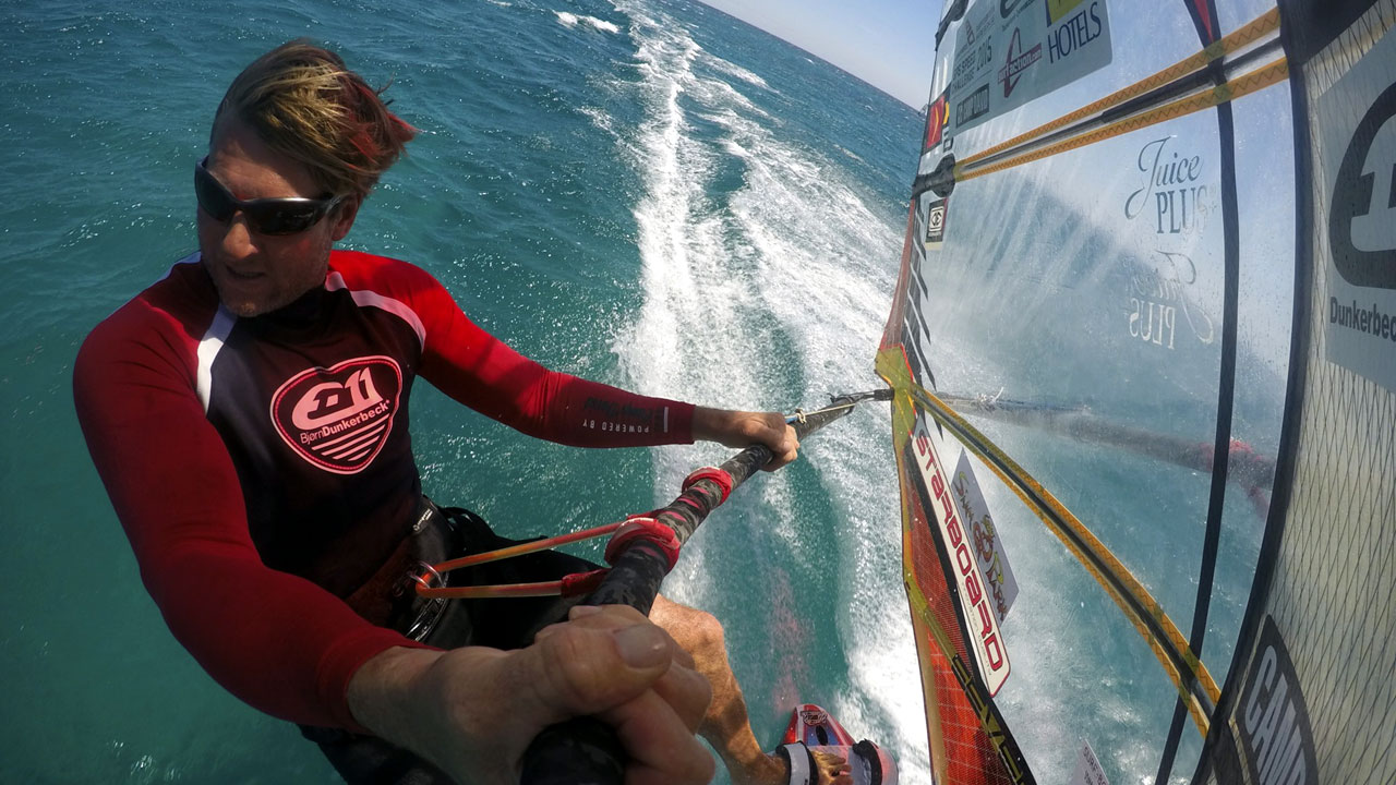 Björn Dunkerbeck beim Windsurfen in Playa del Aguila, Gran Canaria