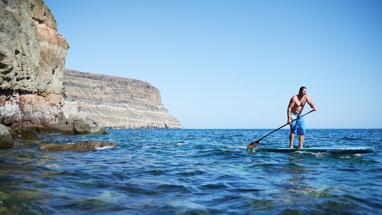 Björn Dunkerbeck auf sein SUP board in Mogán, Gran Canaria