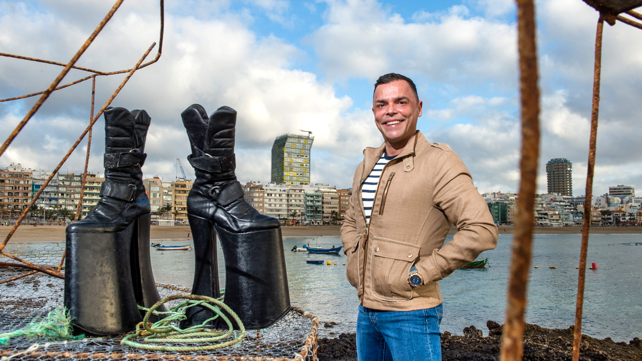 Carlos Menéndez posa junto a sus plataformas de Drag Heaven, en La Puntilla, en la Playa de Las Canteras