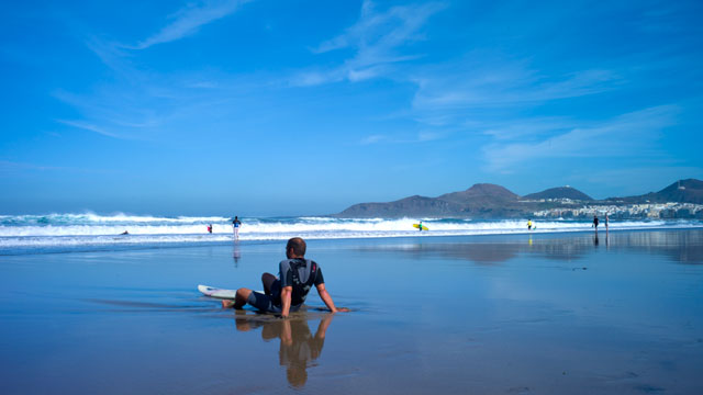 Un surfero descansa en la orilla de La Cícer en la Playa de Las Canteras, Gran Canaria