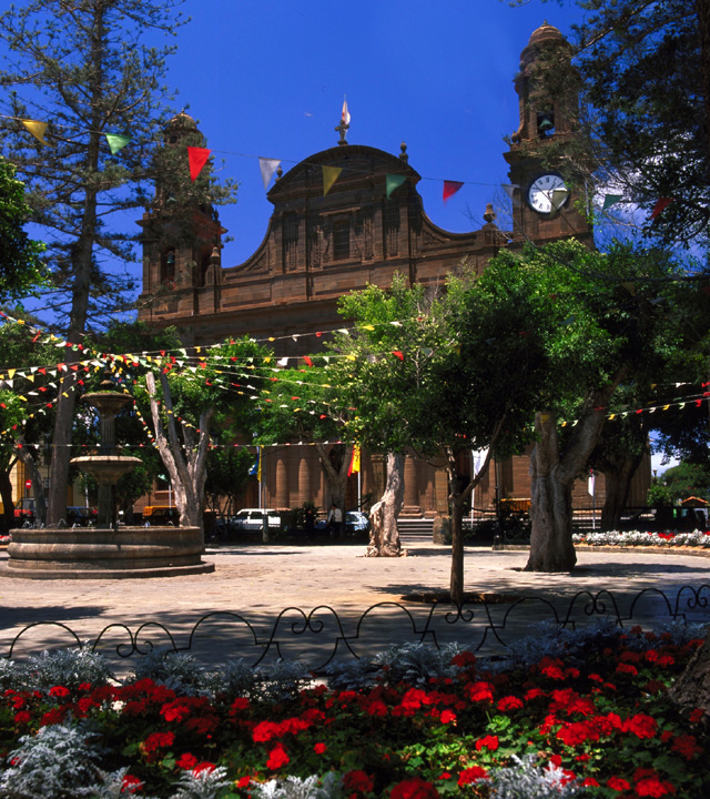 Plaza e Iglesia de Santiago en fiestas. Gáldar, Gran Canaria