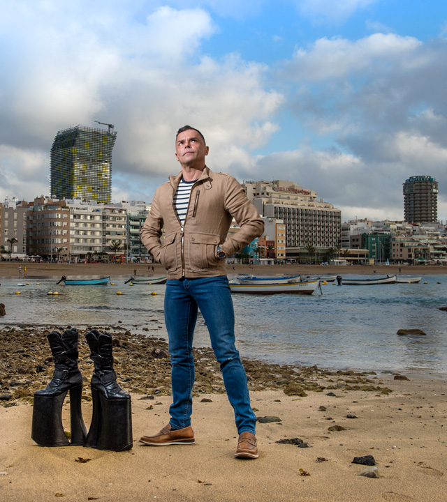 Carlos Menéndez, Drag Heaven, posa junto a sus plataformas en La Puntilla, en Playa de Las Canteras