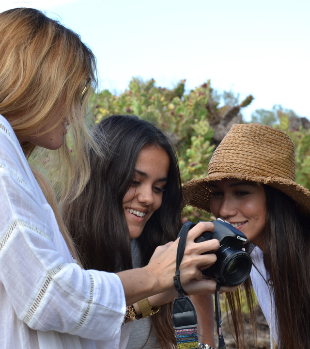 Tres chicas miran en su cámara las fotografías que se han hecho en Gran Canaria