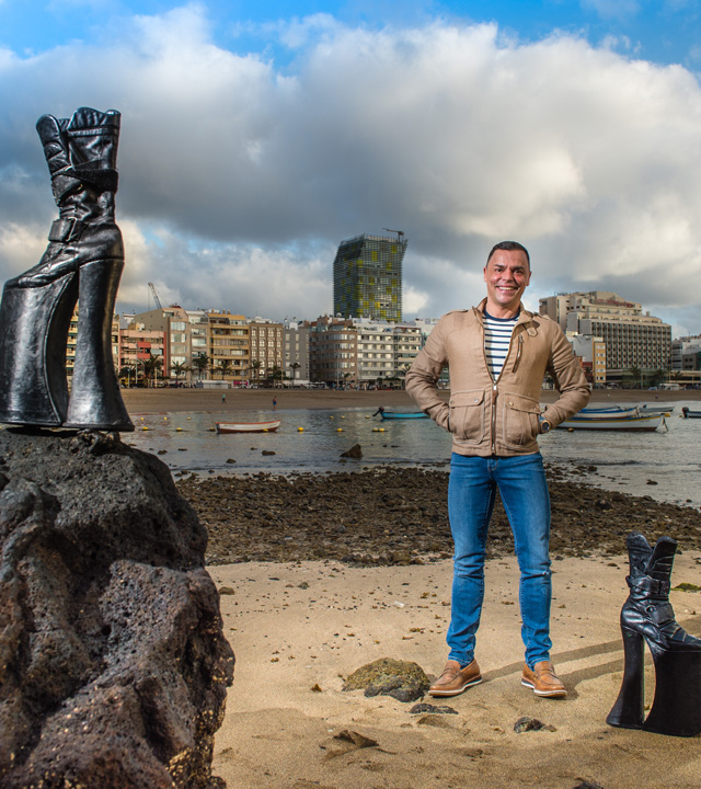 Carlos Menéndez, Drag Heaven, posa junto a sus plataformas en La Puntilla, en Playa de Las Canteras