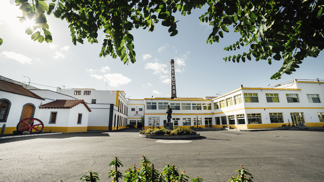 Alfredo Martín Reyes' statue at the entrance of Arehucas Distillery. Picture by Destilerías Arehucas.