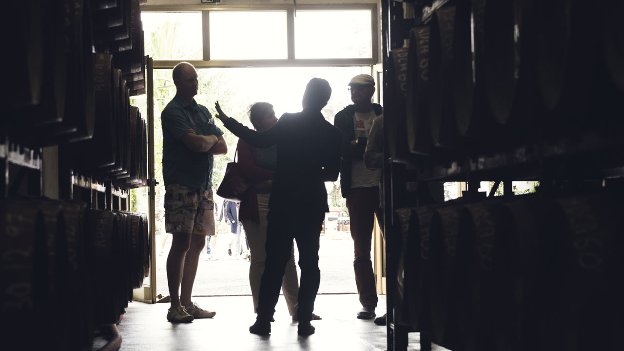 Eine Besuchergruppe bei der geführten Tour der Bodega de Arehucas. Foto von Destilerías Arehucas