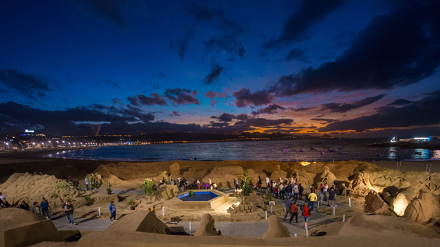 Belén de Arena durante la noche, en la playa de Las Cantera, en la isla de Gran Canaria