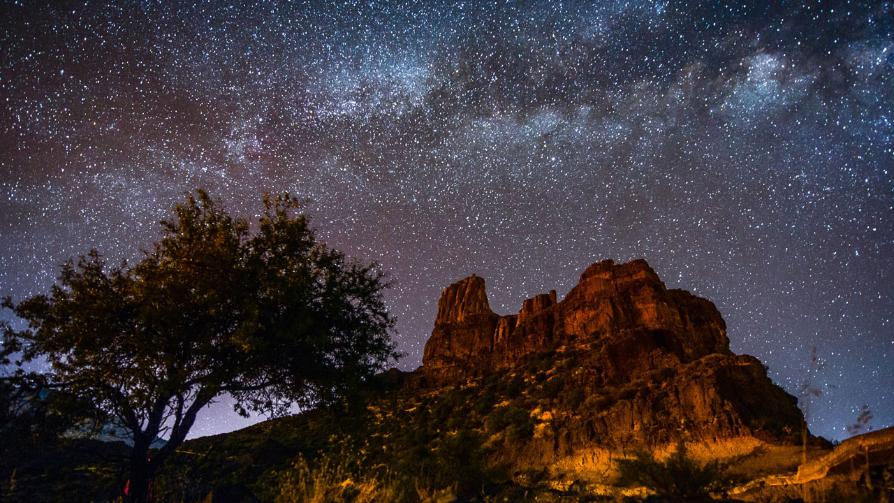 Roque Bentayga con cielo estrellado, en Gran Canaria