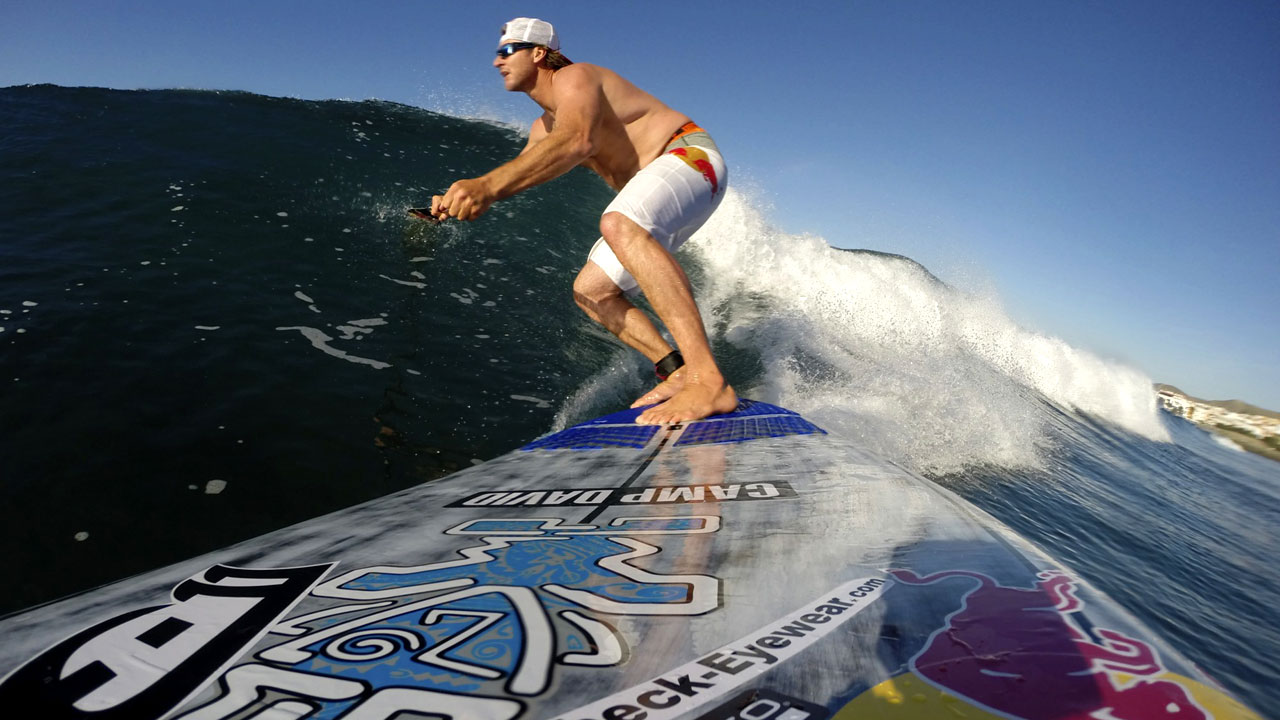 Björn Dunkerbeck practica Stand Up Paddle Surf en Arguineguín, Gran Canaria