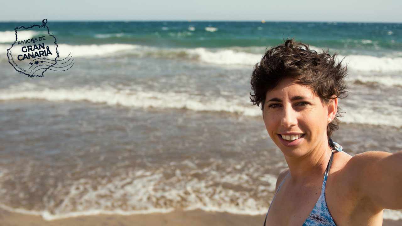 La tenista grancanaria Carla Suárez se hace un selfie en la playa