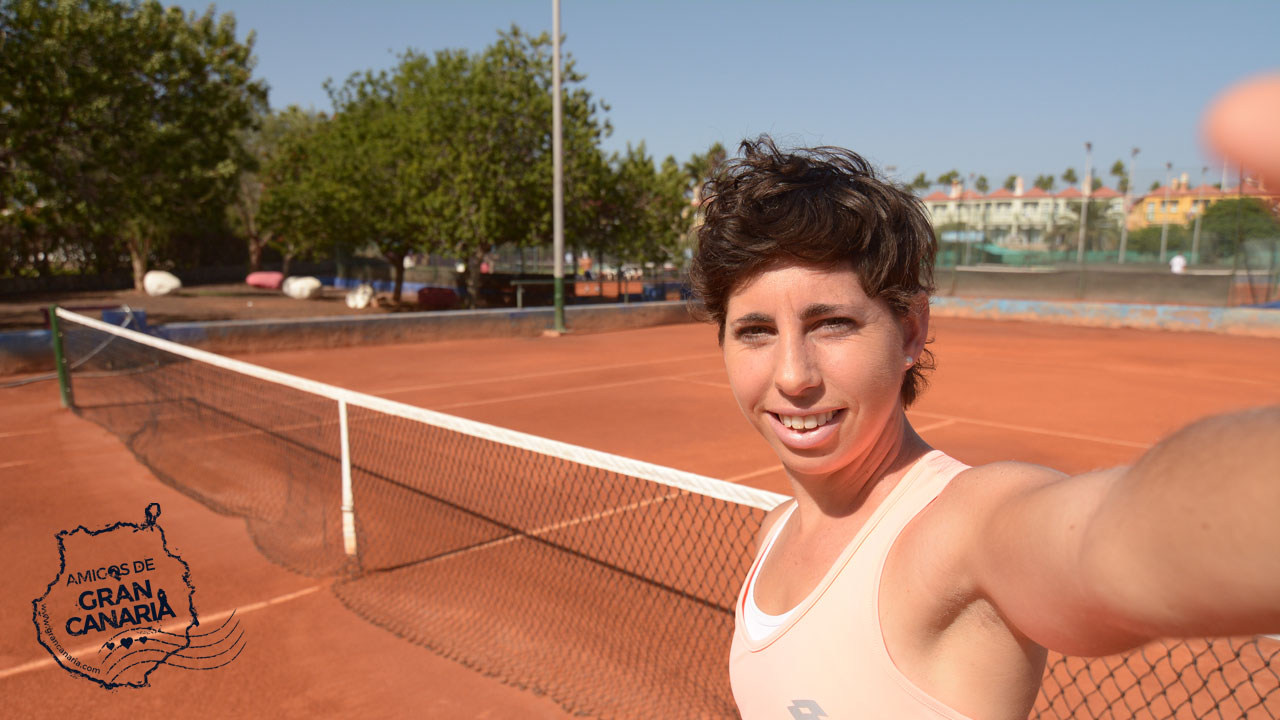 La tenista grancanaria Carla Suárez se hace un selfie en una pista de tenis en Gran Canaria