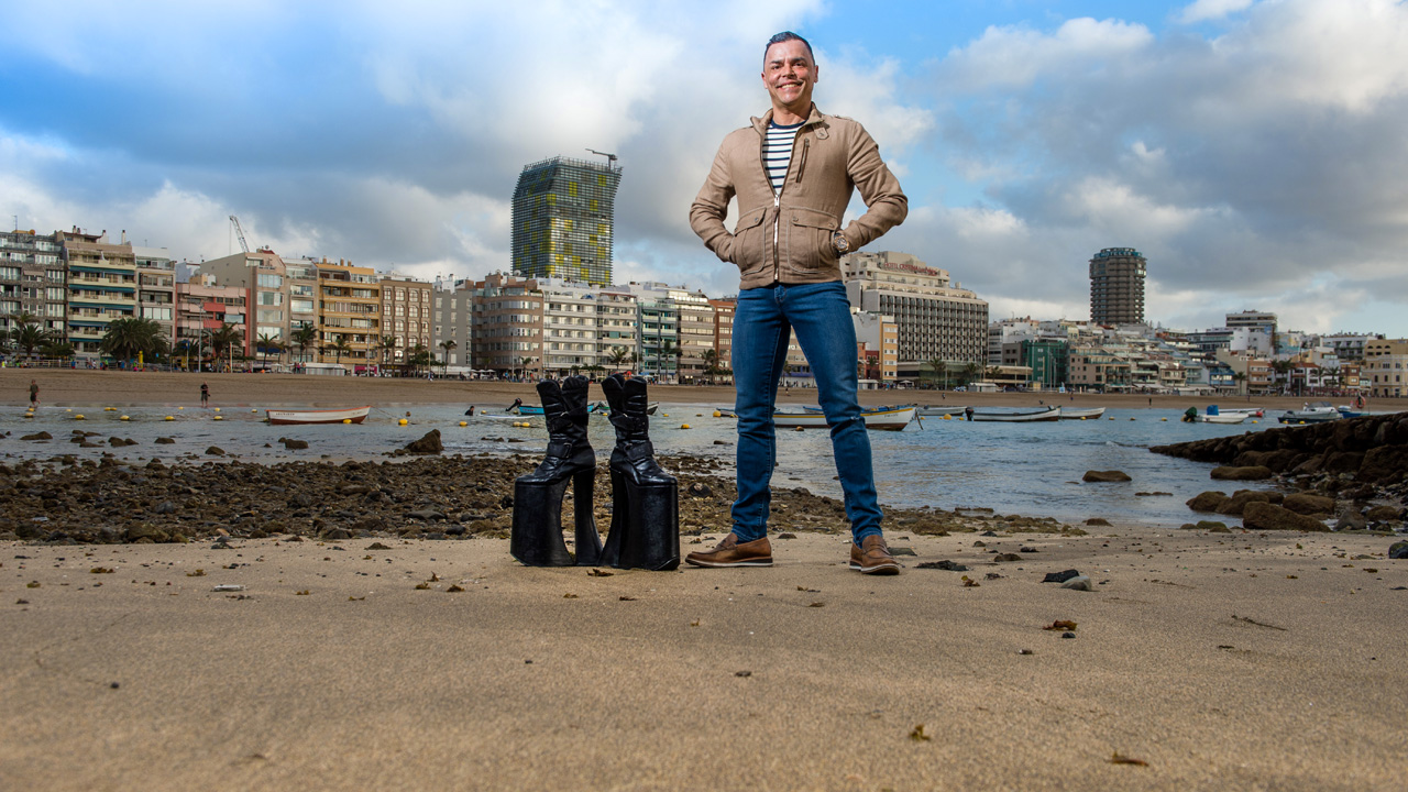 Carlos Menéndez con sus plataformas de Drag Queen en la Playa de Las Canteras, en la isla de Gran Canaria