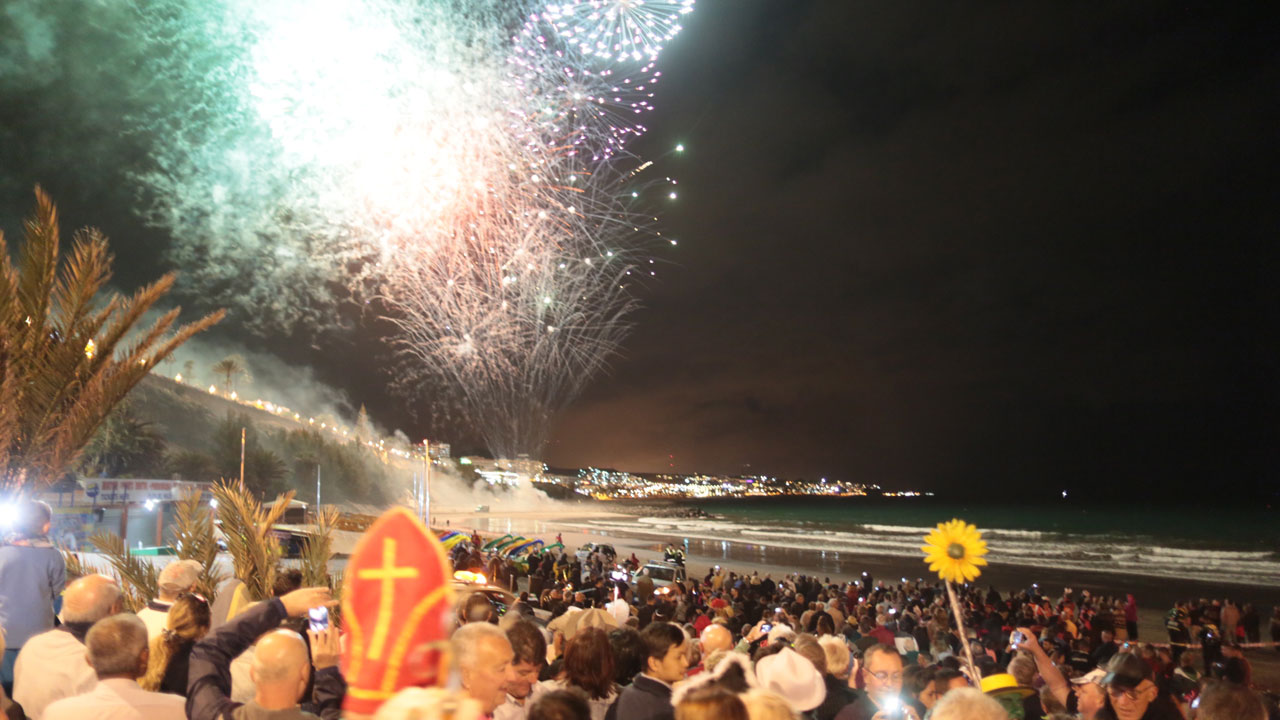 Entierro de la Sardina, acto que se celebra en el Carnaval Internacional de Maspalomas. Fotografía de Carnaval Internacional de Maspalomas, Gran Canaria