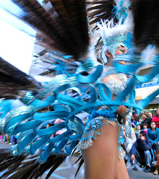 Una chica componente de una comparsa baila en la Cabalgata del Carnaval de Las Palmas de Gran Canaria