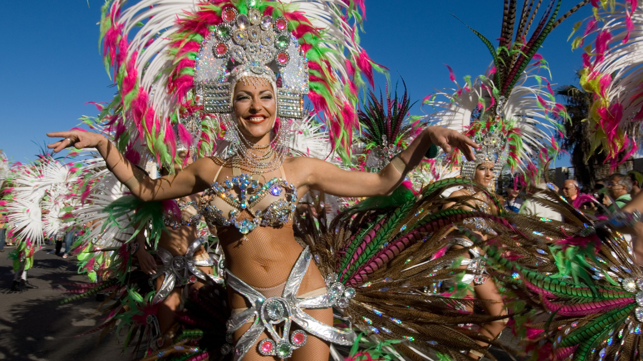 Comparsa baila en la calle al son de la música en el Carnaval de Las Palmas de Gran Canaria