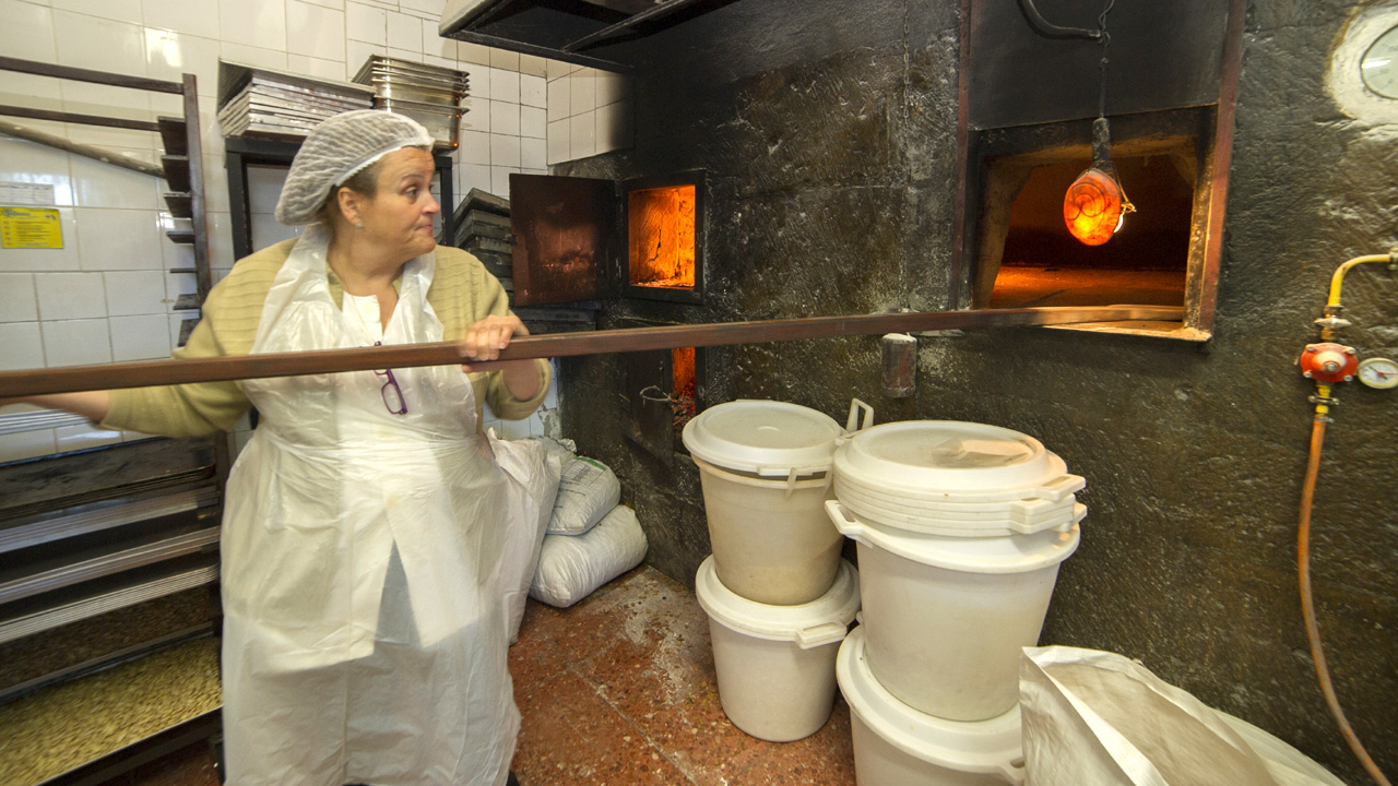 Rosa María realizando trabajos de repostería de almendra, en Tejeda