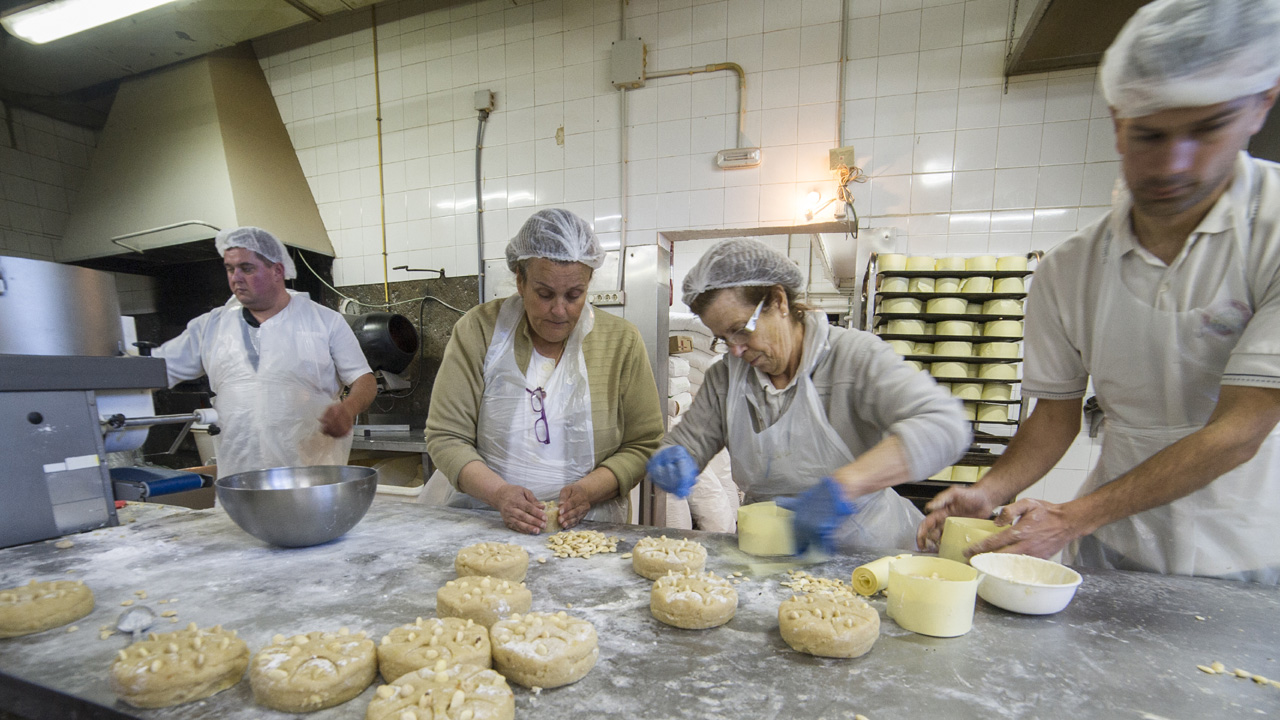 Trabajadores realizando mazapanes de almendra