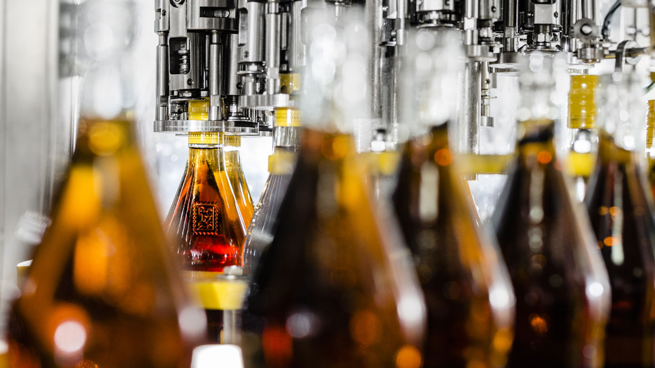 Bottling process at Destilería Arehucas. Picture by Destilerías Arehucas