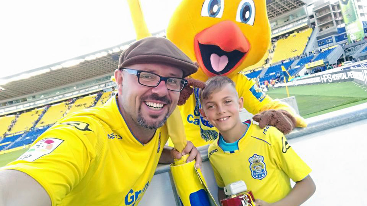 Familia y mascota de la UD Las Palmas en el Estadio de Gran Canaria