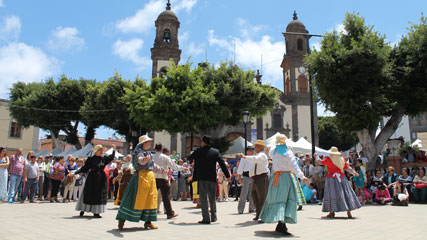 Actuación folclórica en la Fiesta del Queso en Santa María de Guía en Gran Canaria