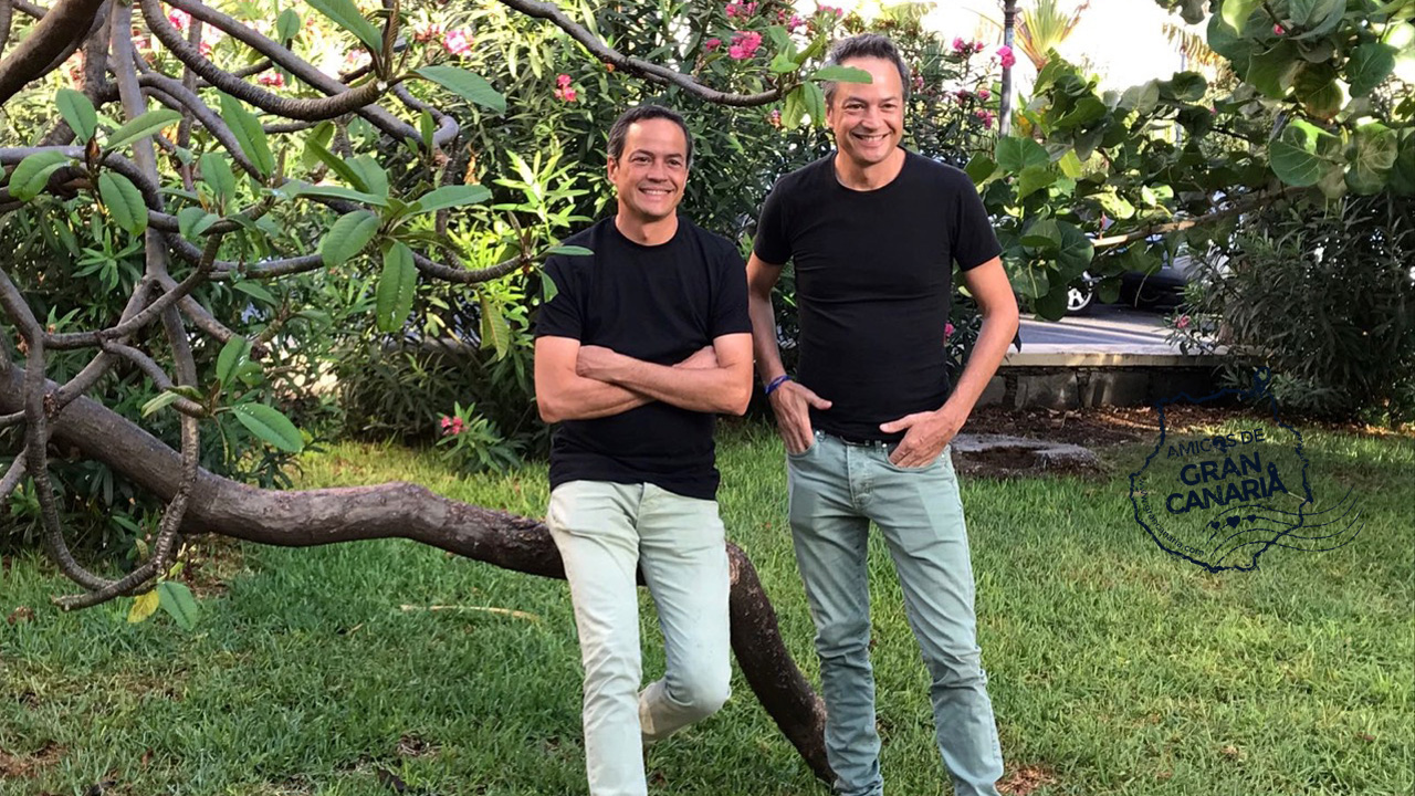 Los cocineros y Hermanos Torres posan sonrientes en la isla de Gran Canaria